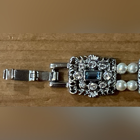 Camrose and Kross: J.B.K faux pearls silver tone square multi stones bracelet. - Picture 4 of 11